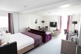 luxurious king suite with lounge area and work desk at Hilton London Angel Islington.