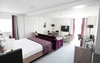 luxurious king suite with lounge area and work desk at Hilton London Angel Islington.