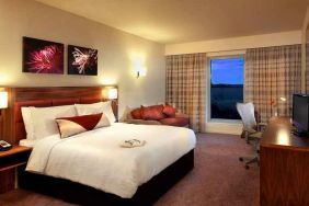 spacious king room with TV and work space at Hilton Garden Inn Luton North.