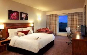 spacious king room with TV and work space at Hilton Garden Inn Luton North.