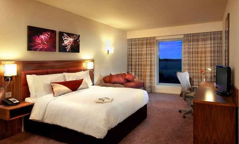 spacious king room with TV and work space at Hilton Garden Inn Luton North.