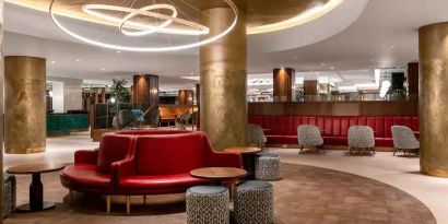 Lobby workspace with chairs and sofas at the Hilton Birmingham Metropole.