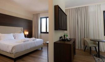 King suite with working station at the DoubleTree by Hilton Brescia.