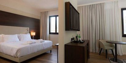 King suite with working station at the DoubleTree by Hilton Brescia.