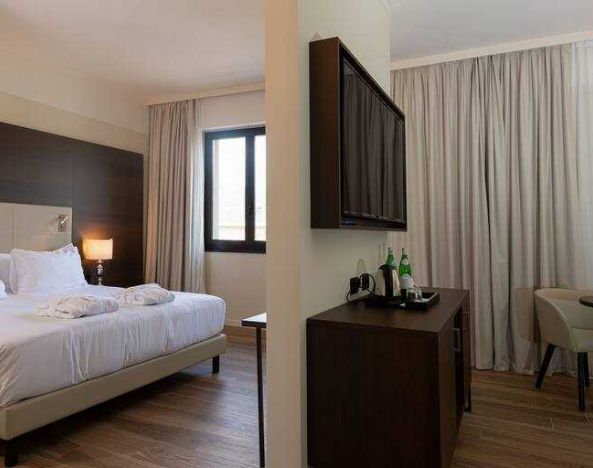 King suite with working station at the DoubleTree by Hilton Brescia.