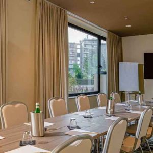 Meeting room with TV screen at the DoubleTree by Hilton Brescia.