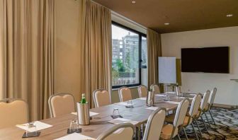 Meeting room with TV screen at the DoubleTree by Hilton Brescia.