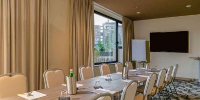 Meeting room with TV screen at the DoubleTree by Hilton Brescia.