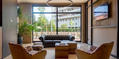 Hotel workspace with sofas at the DoubleTree by Hilton Brescia.