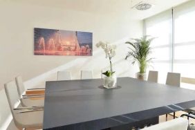 Bright meeting room with square table at the Hilton Garden Inn Milan North.