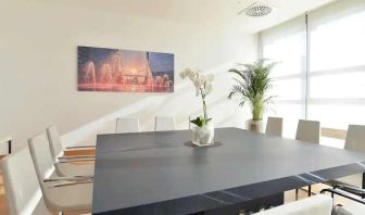 Bright meeting room with square table at the Hilton Garden Inn Milan North.