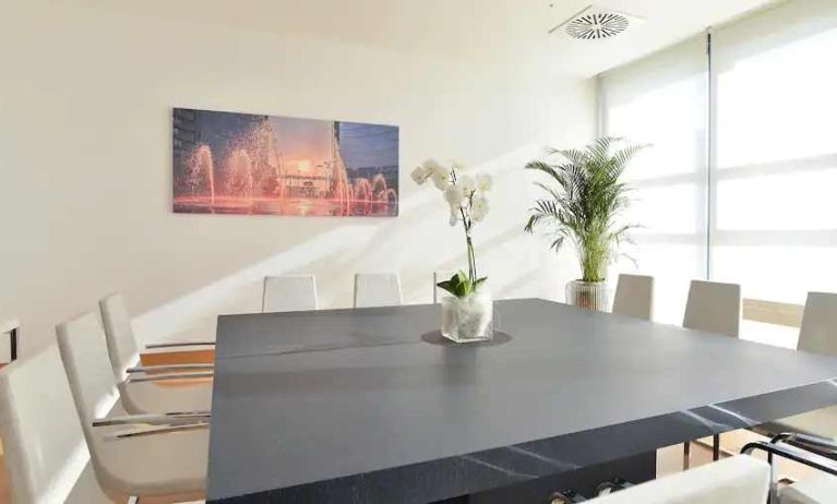 Bright meeting room with square table at the Hilton Garden Inn Milan North.