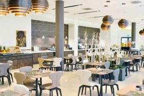 Dining area perfect for co-working at the Hilton Garden Inn Milan North.