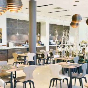 Dining area perfect for co-working at the Hilton Garden Inn Milan North.