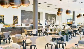 Dining area perfect for co-working at the Hilton Garden Inn Milan North.