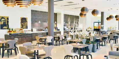 Dining area perfect for co-working at the Hilton Garden Inn Milan North.