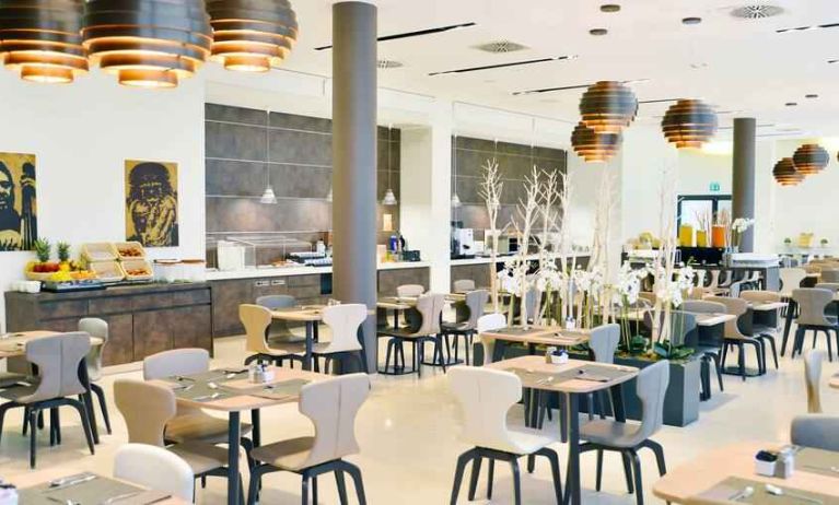 Dining area perfect for co-working at the Hilton Garden Inn Milan North.