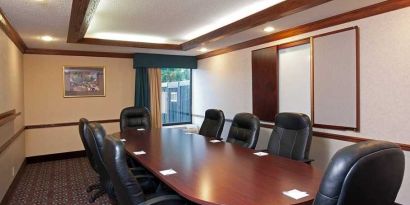 professional meeting area at Hampton Inn Bloomington.