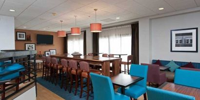 comfortable restaurant and lounge area ideal for coworking at Hampton Inn Bloomington.