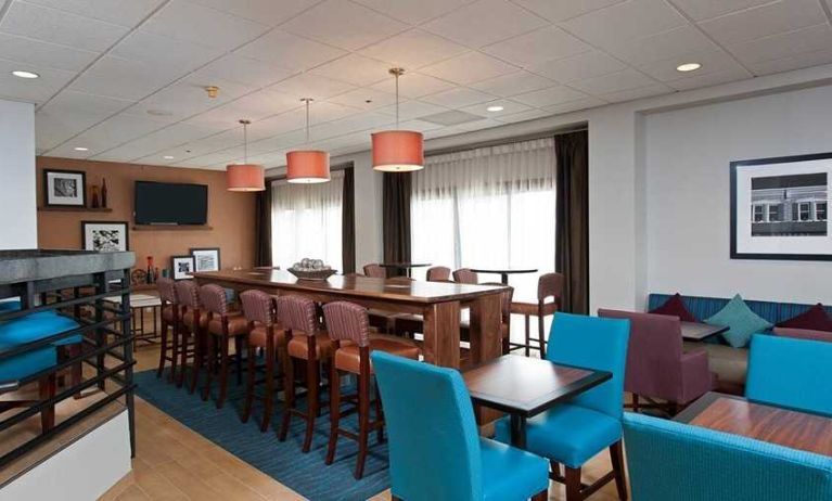 comfortable restaurant and lounge area ideal for coworking at Hampton Inn Bloomington.