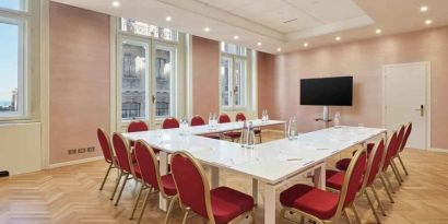 Meeting room with TV screen and u shape table at the DoubleTree by Hilton Trieste.