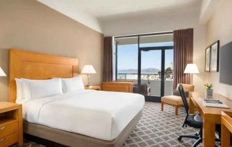 beautiful king room with gorgeous views at Hilton San Francisco Financial District.