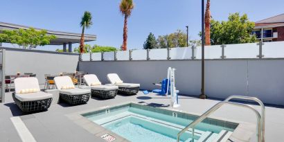 small outdoor dipping pool in beautiful surroundings with sun beds at Hampton Inn Irvine Spectrum Lake Forest.