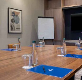 Small meeting room with square table at the Hilton Dublin Airport.