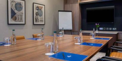 Small meeting room with square table at the Hilton Dublin Airport.