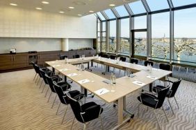 Bright meeting room at the Hilton Mainz.