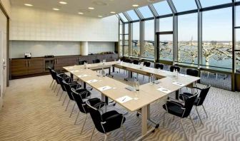 Bright meeting room at the Hilton Mainz.