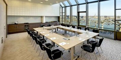 Bright meeting room at the Hilton Mainz.