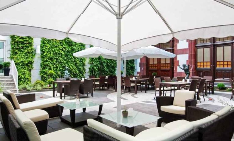 Outdoor patio with lounges at the Hilton Mainz City.