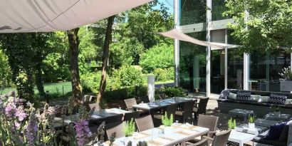 Outdoor patio with garden perfect as workspace at the Hilton Munich Park.