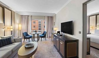 Spacious living room with working station by the window at the Hilton Munich City.