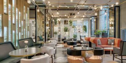 Dining area suitable for co-working at the Hilton Munich City.