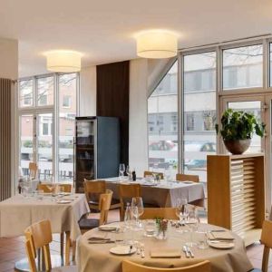 Dining area perfect as workspace at the DoubleTree by Hilton Hannover Schweizerhof.