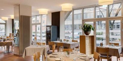 Dining area perfect as workspace at the DoubleTree by Hilton Hannover Schweizerhof.