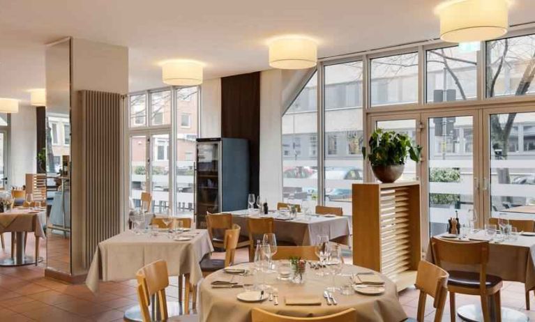 Dining area perfect as workspace at the DoubleTree by Hilton Hannover Schweizerhof.