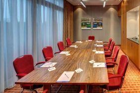 Meeting room with large windows at the Hilton Garden Inn Frankfurt Airport.