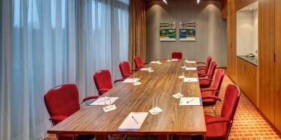 Meeting room with large windows at the Hilton Garden Inn Frankfurt Airport.