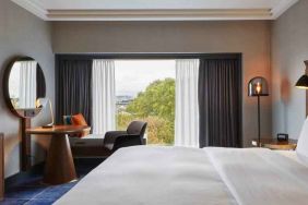 King guestroom with working station at the Hilton Frankfurt City Centre.