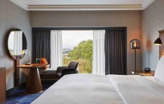 King guestroom with working station at the Hilton Frankfurt City Centre.