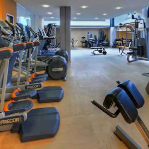 Fully equipped fitness center at the Hilton Cologne.