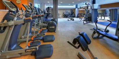 Fully equipped fitness center at the Hilton Cologne.