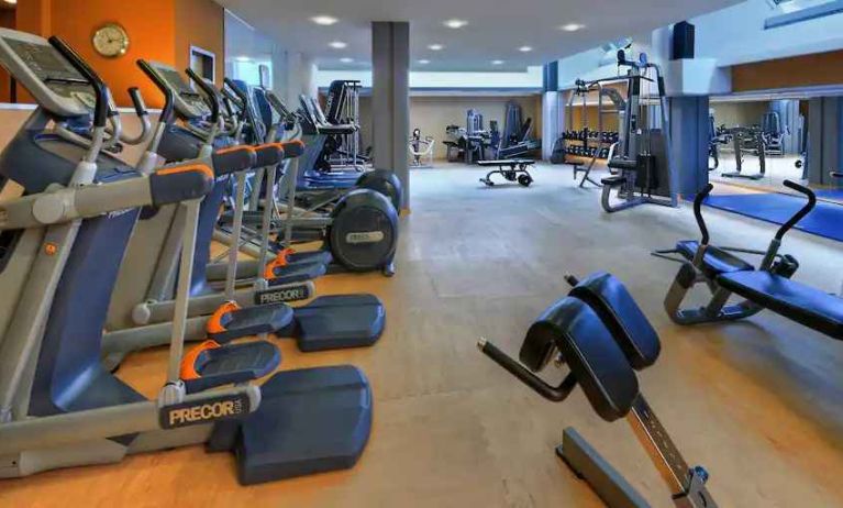 Fully equipped fitness center at the Hilton Cologne.