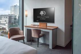 Working station with view along the window at the DoubleTree by Hilton Frankfurt Niederrad.