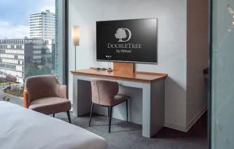 Working station with view along the window at the DoubleTree by Hilton Frankfurt Niederrad.