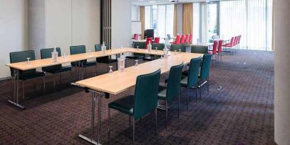 Meeting room with u shape table at the DoubleTree by Hilton Frankfurt Niederrad.