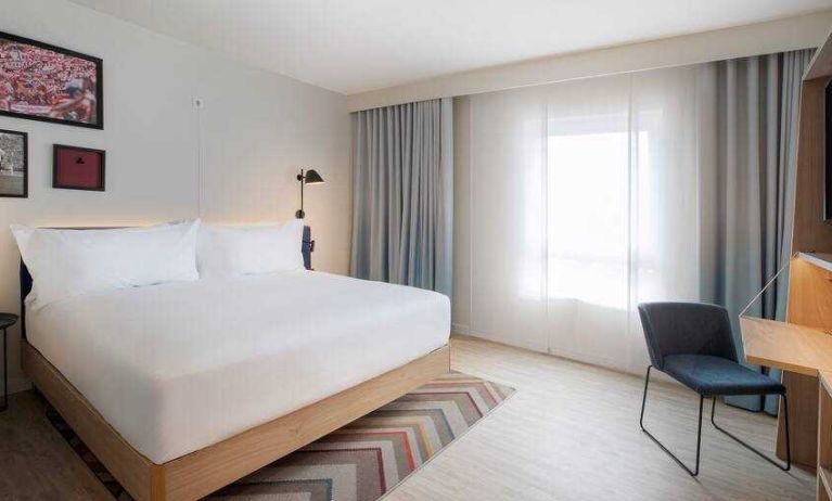 Bright guest room with king size bed at the Hampton by Hilton Kaiserslautern.